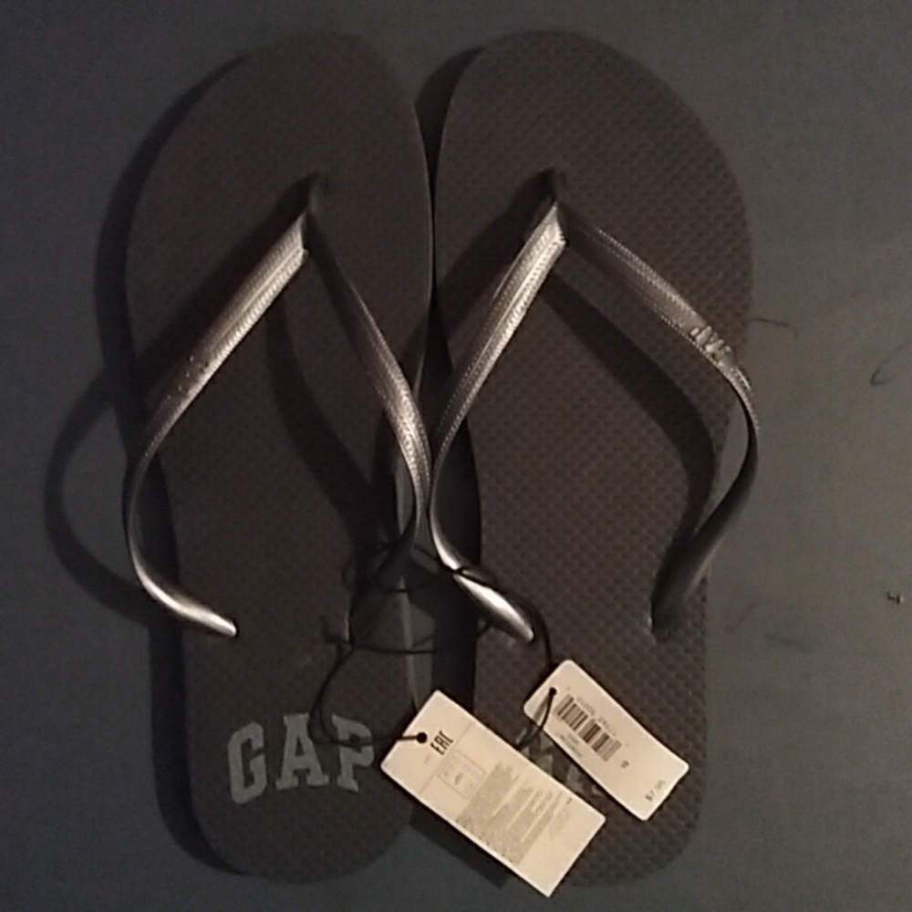 GAP Flip flops
